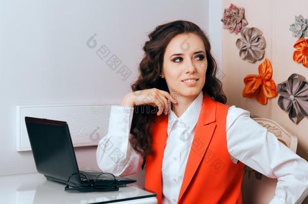 优美的商业女人工作的向Pers向al便携式电脑