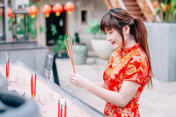 漂亮的中国人<strong>女孩</strong>穿衣传统的红色的<strong>旗袍</strong>一套外衣伯宁