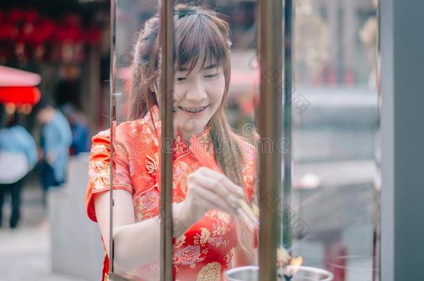 漂亮的中国人女孩穿衣<strong>传统</strong>的红色的<strong>旗袍</strong>一套外衣伯宁