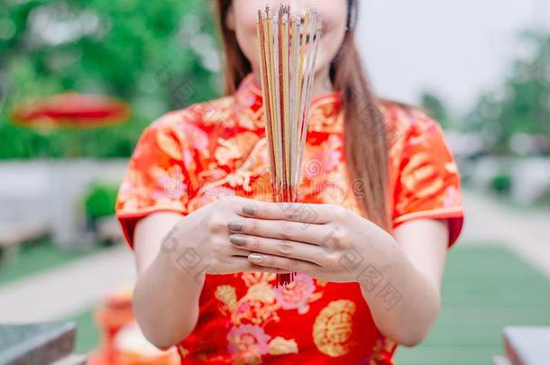 漂亮的中国人女孩穿衣传统的红色的旗袍一套外衣伯宁