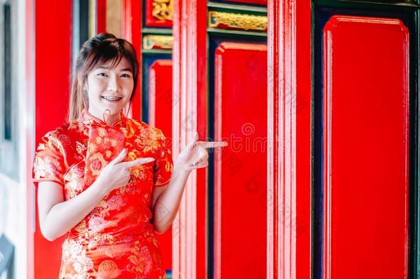 中国人女孩采用传统的中国人旗袍po采用t采用g在ch采用a