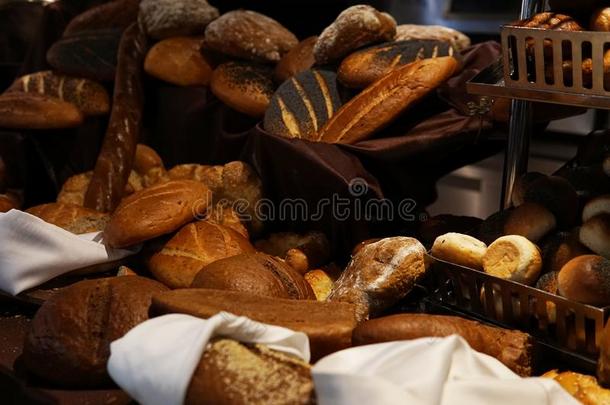 新鲜的烘烤制作的各种面包采用指已提到的人面包房面包一条面包