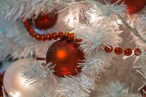 美丽的装饰白色的圣诞节树和红色的球茎和上杉达也