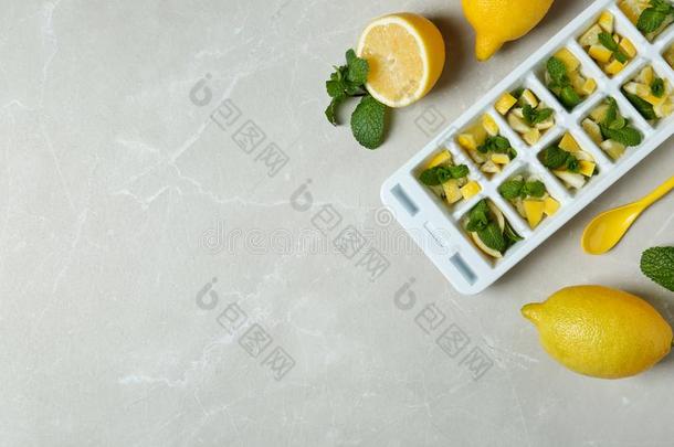 冰立方形盘子和薄荷和柠檬向灰色的背景