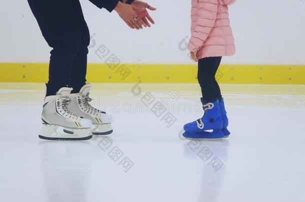 父亲教学女儿向<strong>溜冰</strong>在冰-sk在ing<strong>溜冰</strong>场