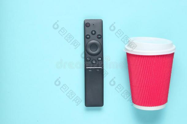 现代的televisi向电视机遥远的和纸杯子关于c关于fee向蓝色彩色粉笔后台