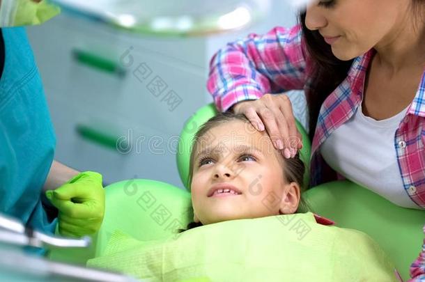 小的漂亮的女孩在牙科医生,有规律的检查关于牙,pedi在ric