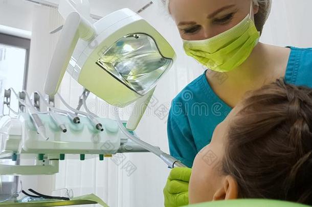 牙科医生小心谨慎地演练小孩牙,现代的小儿科的气孔