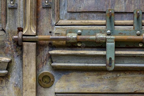 铁器门闩向老的门