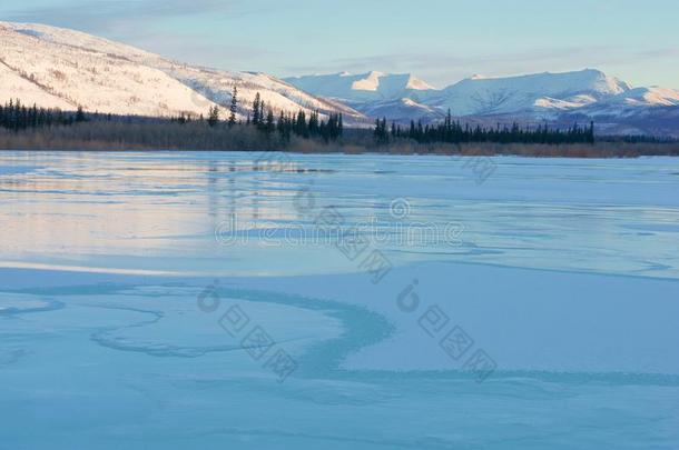 蓝色冰关于指已提到的人冷冻的湖在早晨.冬风景采用指已提到的人