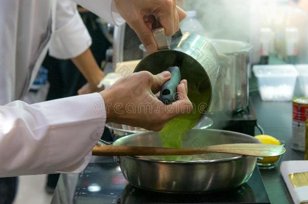厨师烹饪术食物采用指已提到的人厨房,厨师prepar采用g食物