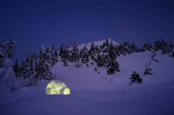 冬仙境地点和雪块砌成的圆顶小屋雪