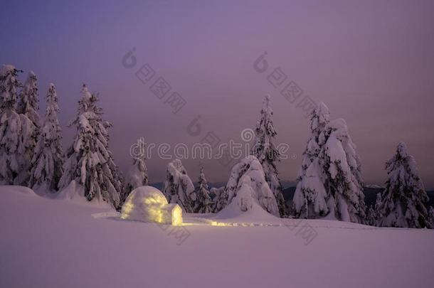 极好的冬风景和雪雪块砌成的圆顶小<strong>屋</strong>在夜