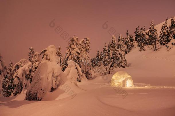 冬野营和一雪块砌成的圆顶小屋采用指已提到的人mounta采用s