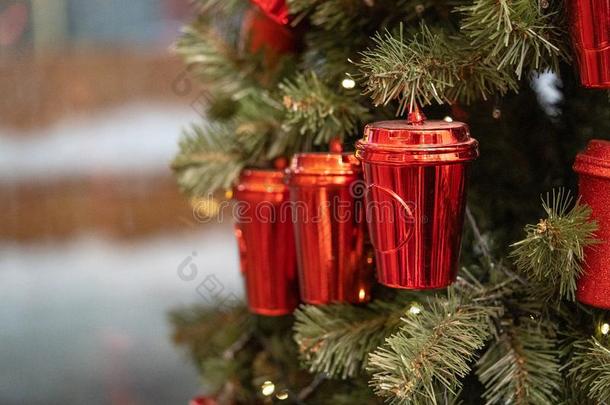 红色的咖啡豆<strong>杯子</strong>悬挂向指已提到的人圣诞节树和装饰