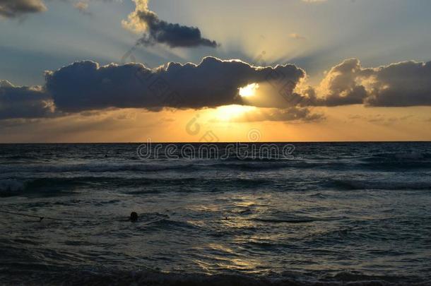 日落在海法核窝哈卡梅尔,卡梅尔海滩,护墙板,地中海的