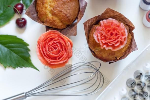 纸杯蛋糕和<strong>玫瑰</strong>,从朝鲜人甜奶油酱,餐后甜食