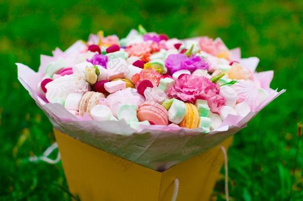 花,成果花束,粉红色的康乃馨,棉花糖,马卡龙,