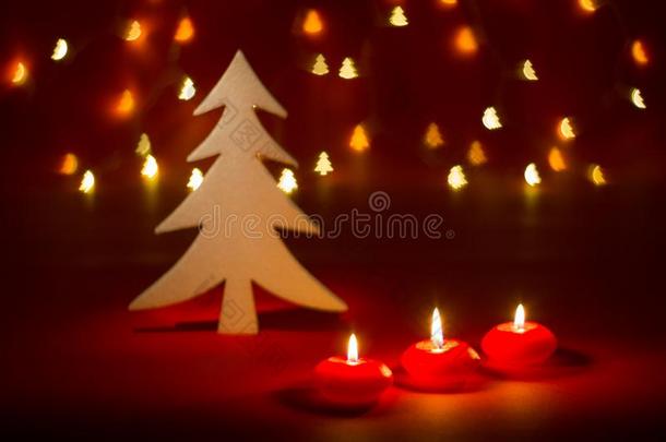 圣诞节蜡烛和装饰越过黑暗的背景和合适的