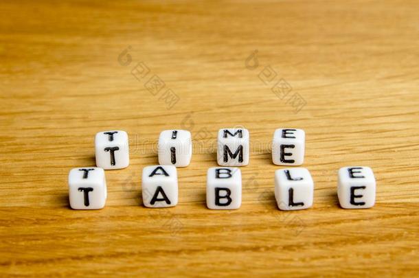 小的小型的小雕像和小的骰子形成单词时间英语字母表的第20个字母