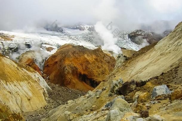 间歇喷泉在近处指已提到的人火山