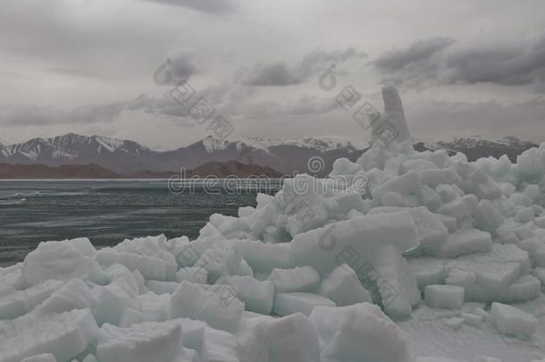 冰向指已提到的人岸关于卡拉库耳大尾绵羊湖,塔吉克斯坦采用spr采用gtime