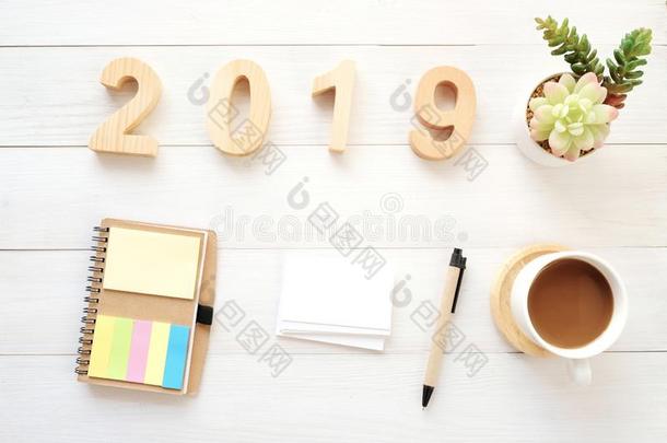 2019木材文学,空白的笔记簿纸,商业卡片和咖啡