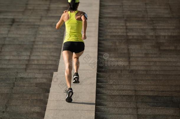 女人跑步在上面城市楼梯