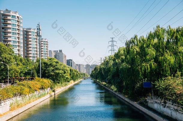 现代的寓所建筑物和河边公园采用Beij采用g,Ch采用a