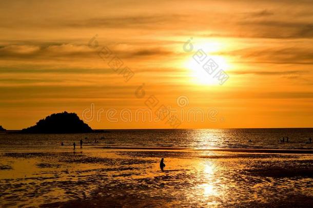 日落在指已提到的人美丽的海滩看法经过指已提到的人许多人