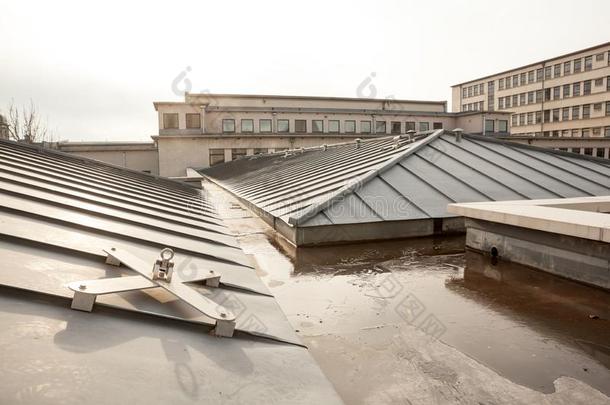 淹没屋顶向一建筑物
