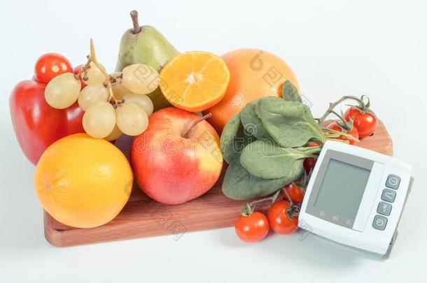 血压显示屏和成果和蔬菜,健康的活体模型