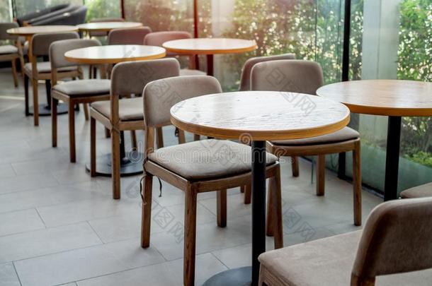 木制的乘法表和椅子采用咖啡馆