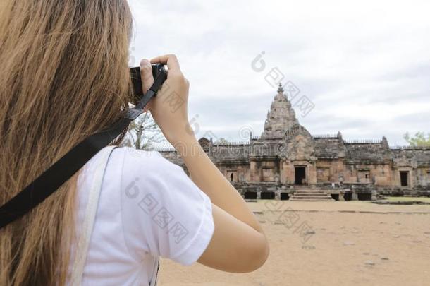 旅行观念.女人旅行者是迷人的照片关于旅行者attractive吸引人的