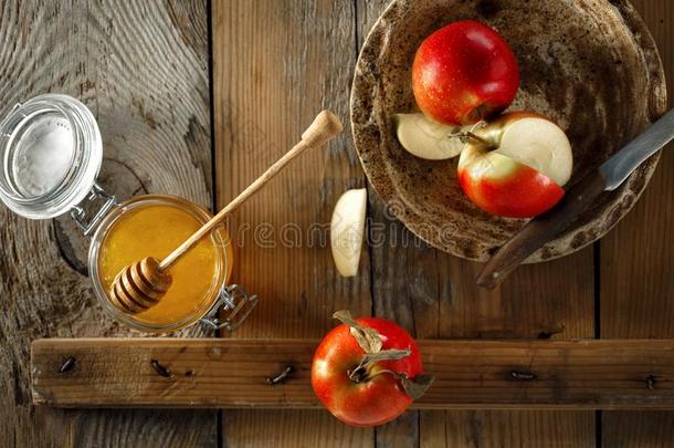 健康的早餐成熟的多汁的红色的自家制的<strong>苹果蜂蜜</strong>木制的波黑