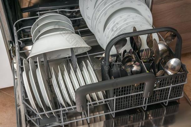 敞开的洗碗工和干净的盘后的干净的ing过程
