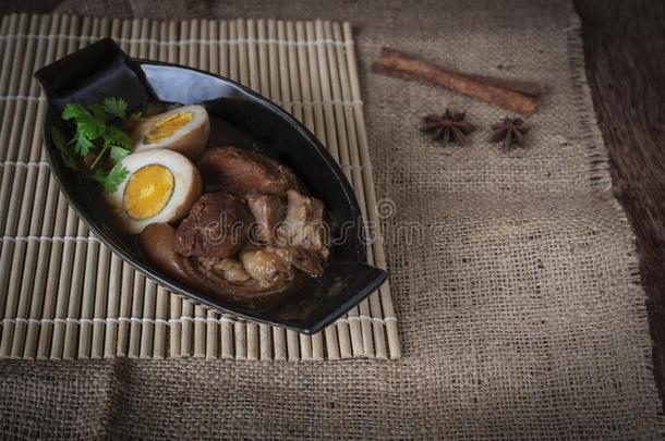 焦虑不安的卵和猪肉采用黑的碗和香料位臀部向