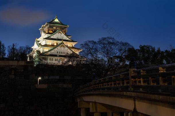 大阪城堡,陆标关于大阪城市在夜,关西,黑色亮漆