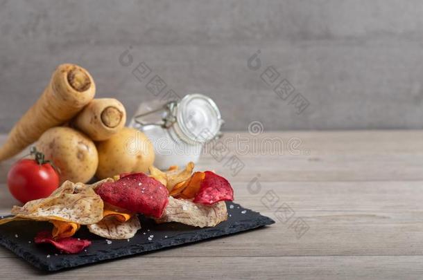 混合关于根蔬菜炸马铃薯条使关于甜的马铃薯,beet根,帕森