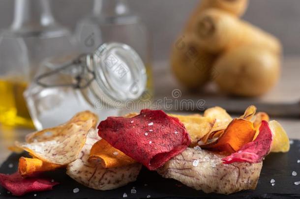 混合关于根蔬菜炸马铃薯条使关于甜的马铃薯,beet根,帕森