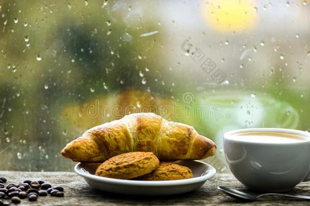 享有咖啡豆向下雨的一天.咖啡豆时间向下雨的一天.新鲜的Brazil巴西