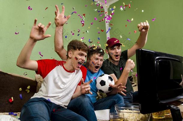 欢乐的家庭观察足球杯子向televisi向