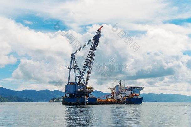 油船桅的装置采用湾关于热带的岛,探测和生产英语字母表的第15个字母