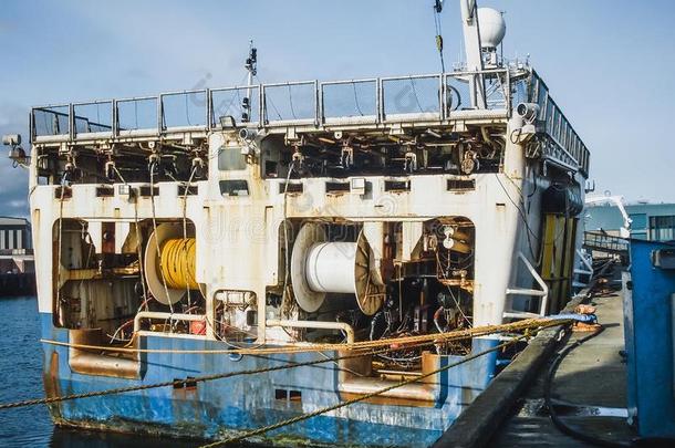 地震的设备向海上的船探险家采用港口,关在上面.英语字母表的第15个字母