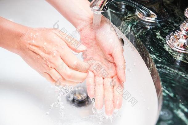 洗涤手和肥皂和水.卫生和清洁主题