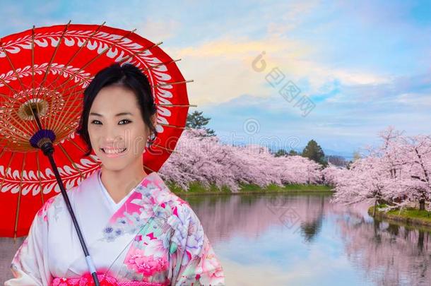 日本人女人采用和服衣服和满的花樱花-樱桃英语字母表的第2个字母