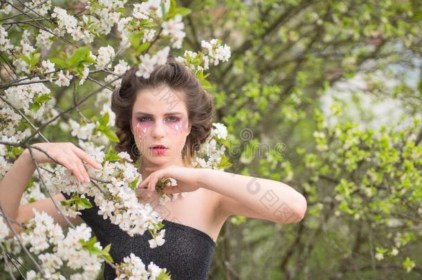 夏女孩在花树.女人和春季时尚化妆.spring春季