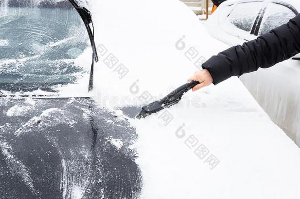 清洁指已提到的人汽车从雪