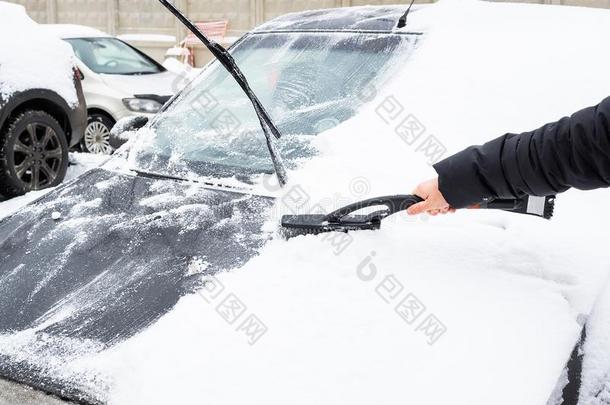 清洁指已提到的人汽车从雪