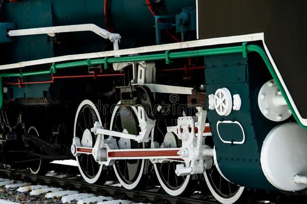 古老的酿酒的火车火车头.老的蒸汽发动机火车头.英语字母表的第2个字母
